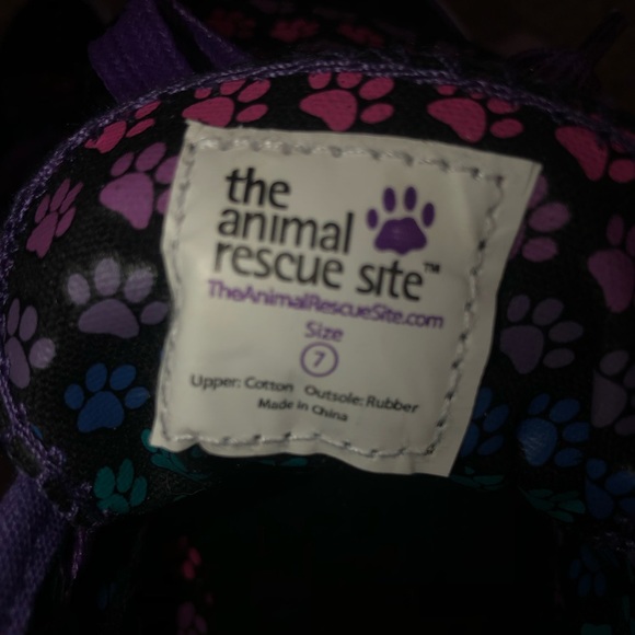 NWT black sneaker sz 7 w/ multi colored paw prints on flap. Purple shoe laces - Picture 7 of 9